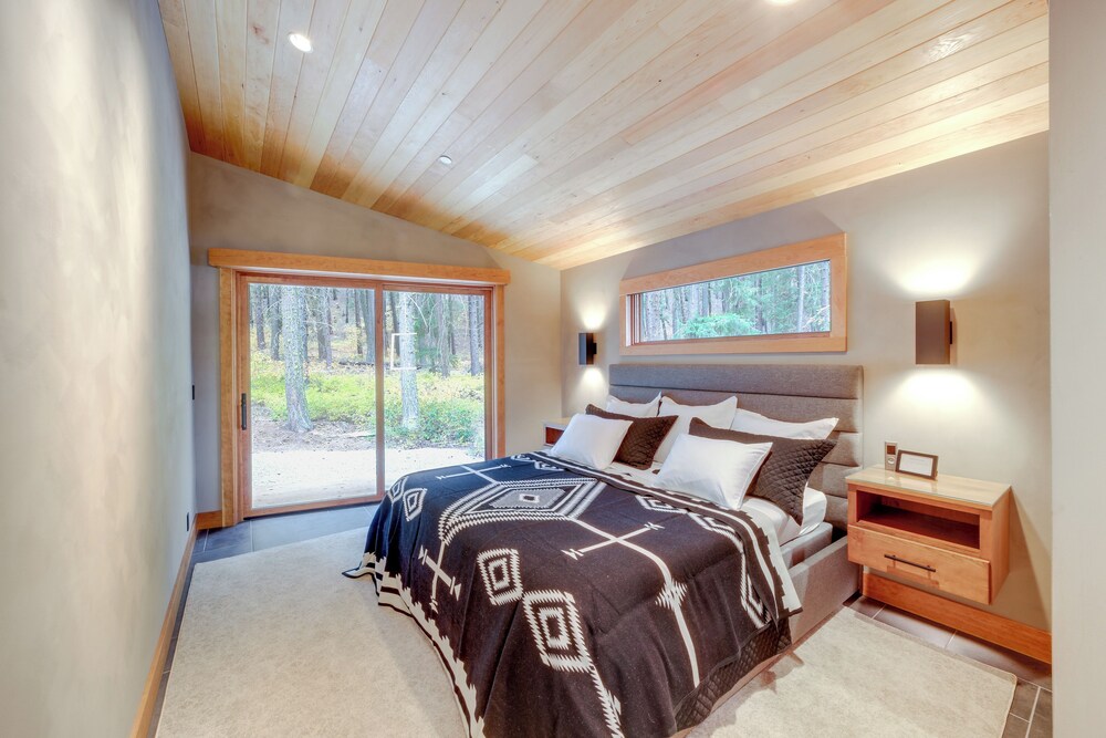 Luxe Valley Home w/ Sauna & Hot Tub Near Mazama view 5