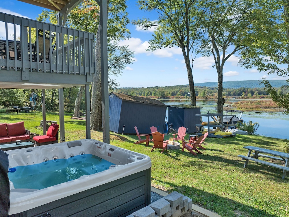 Lakefront Lodge Hot Tub Dock Kayaks