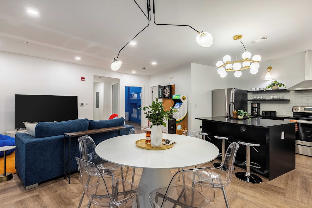 Dual Bachelor Pads w/ Rooftop Lounge & Games Sleeps 26 5 Min to Broadway