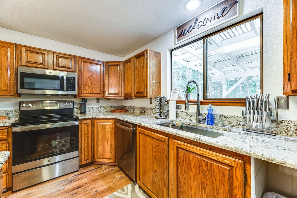 Charming Union Home w/ Deck ~ 2 Mi to Hood Canal! view 2
