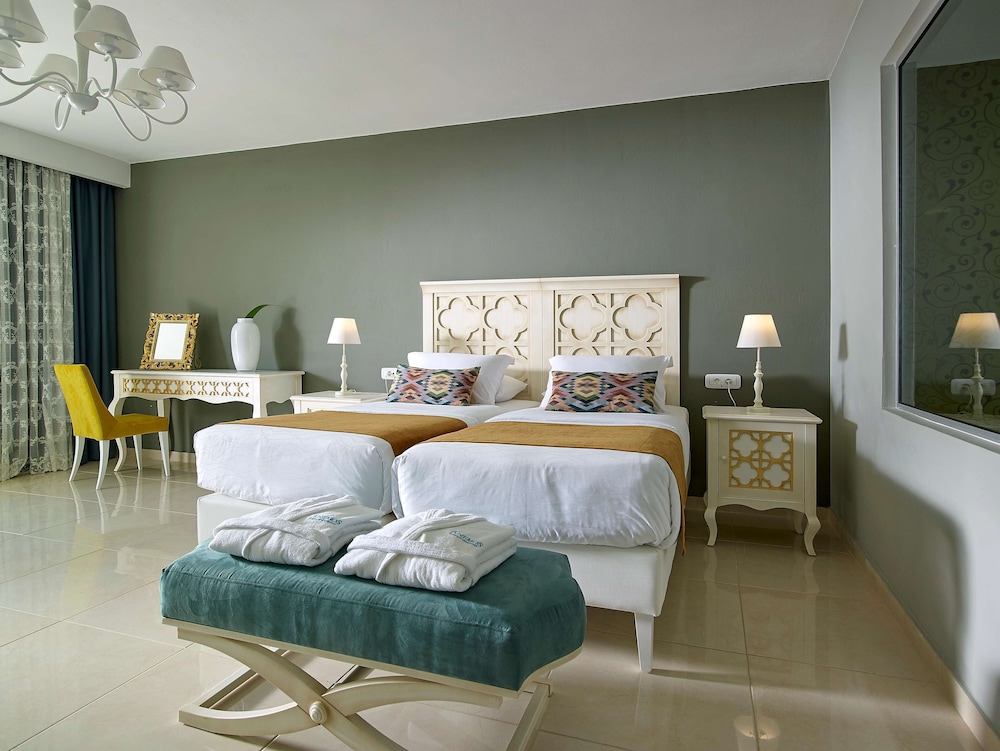 Anemos Luxury Grand Resort