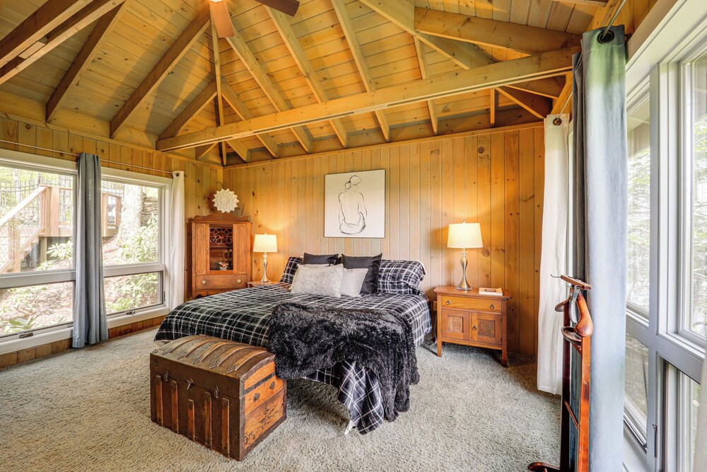 8 Mi to Ski Slopes! Hot Tub Haven in Seven Devils
