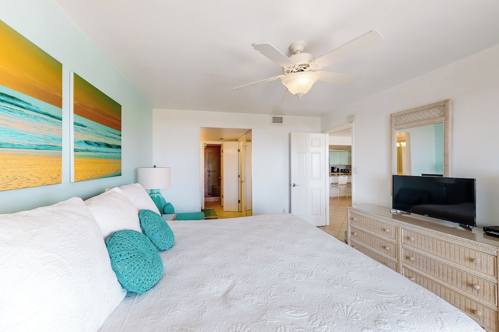 Corner 3BR w/ Gulf Views, Pools, Hot Tub, Sauna