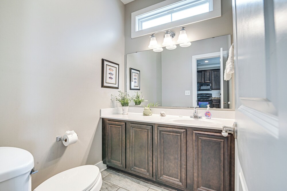 Walk to Shore: Myrtle Beach Home w/ Pool Access!