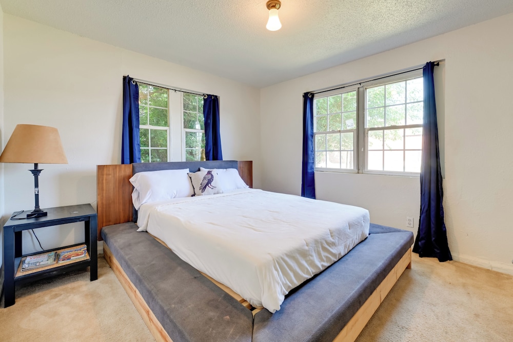 2 Mi to Center City: Charlotte North End Home