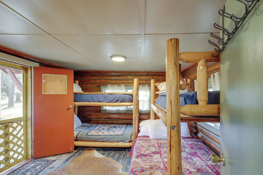 Serene Deborgia Hideaway: Hiking & Fishing Nearby