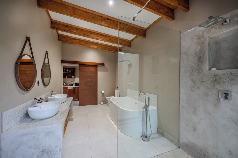 Bushbaby Valley Lodge