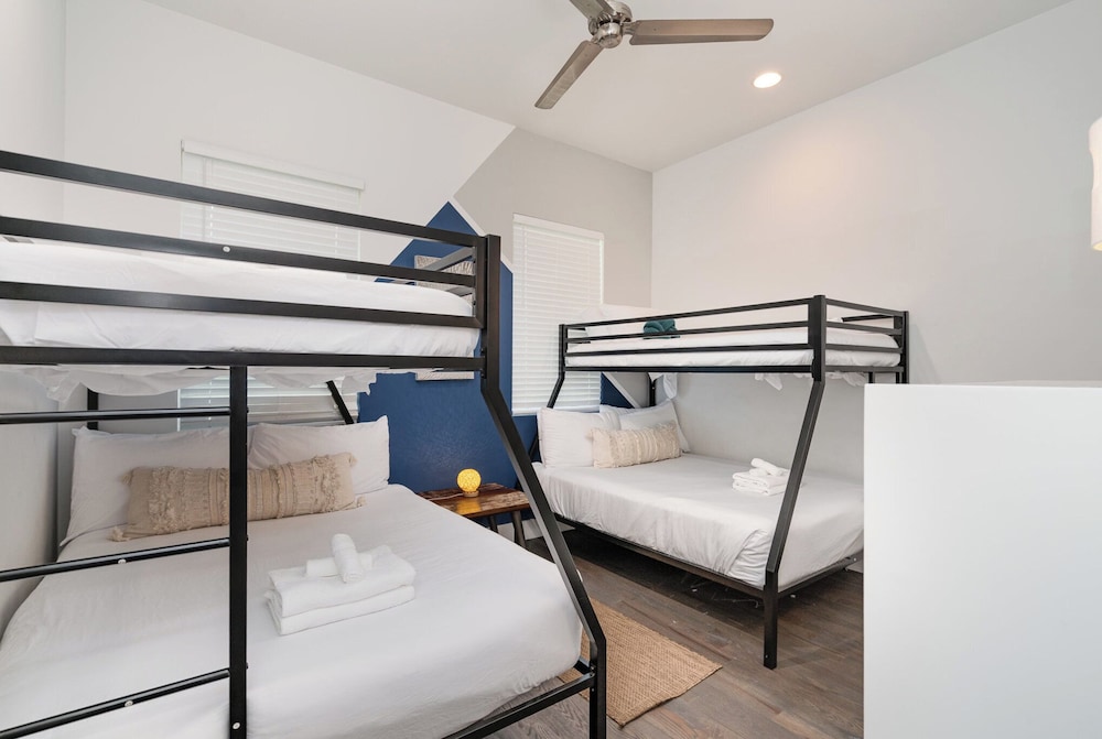 Jade - Private Patio and Balcony - Near Germantown