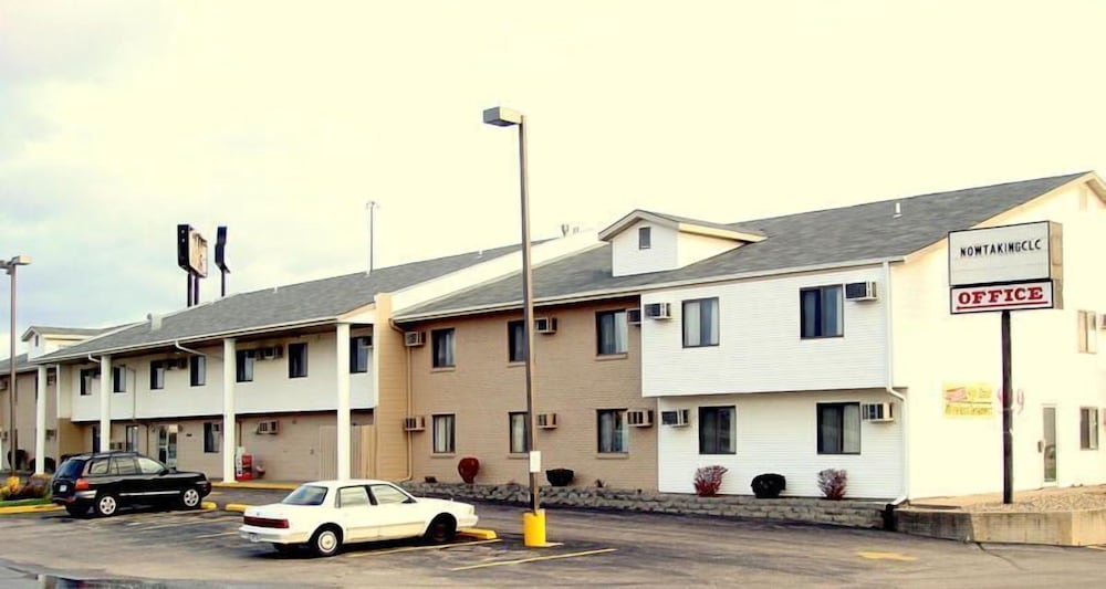 Hotel Luxury Inn & Suites - Image 1