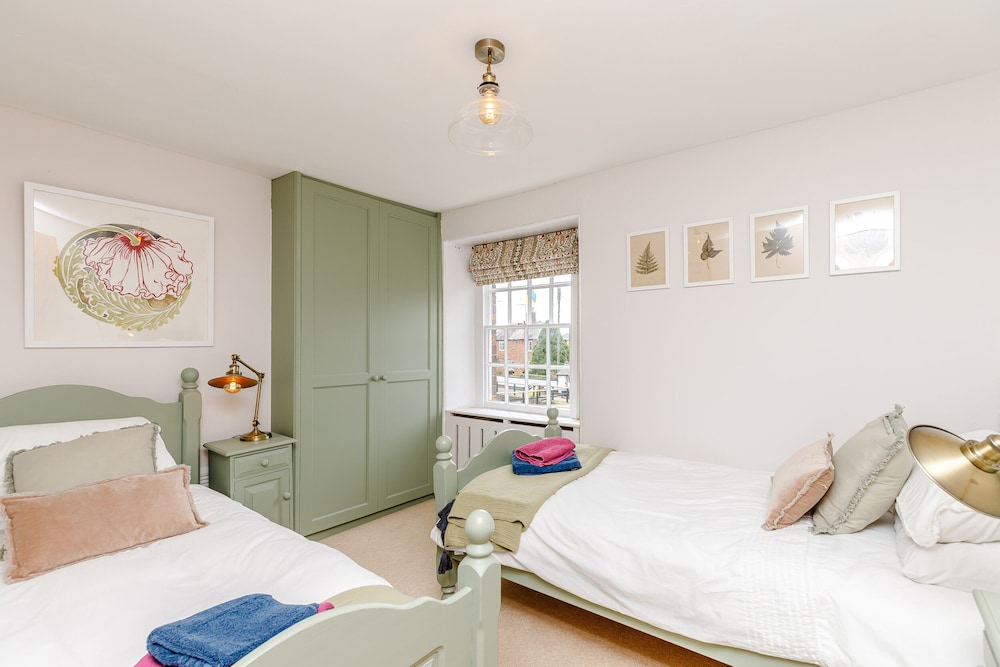 3 Canalside Cottages