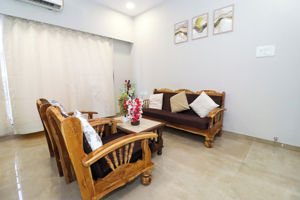 Pinaki Comfort Stay, Vile Parle - Near Airport
