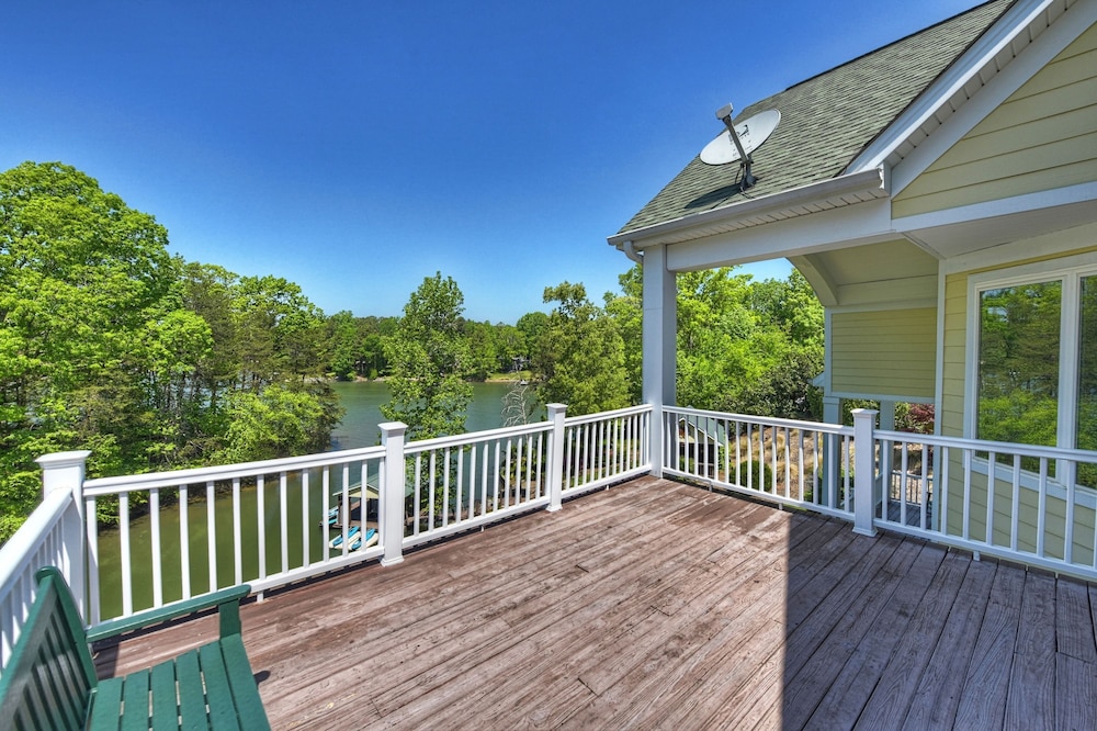 Jake s Lake House by Avantstay Lake Gazebo