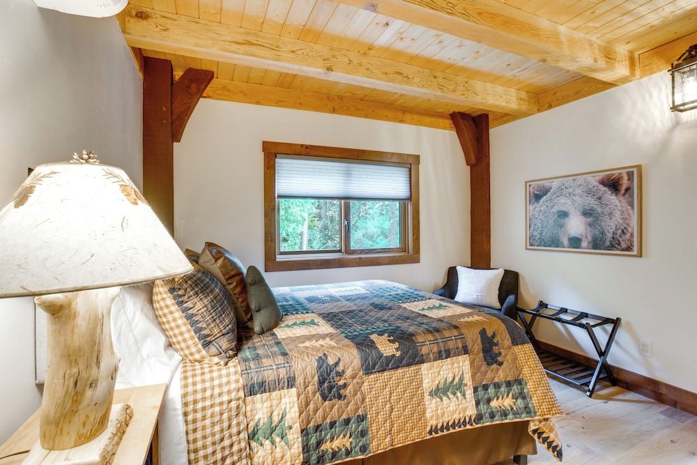 Bear Lodge Waterfront Cabin w/ Level 2 EV Charger