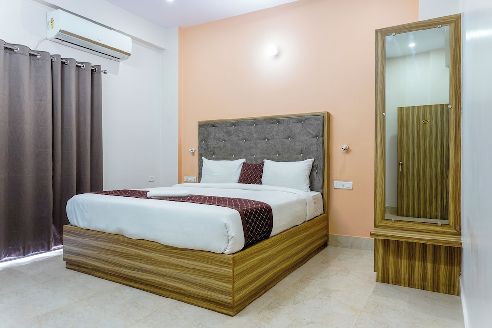 Navneeta Grand Hotel & Banquet Hall
