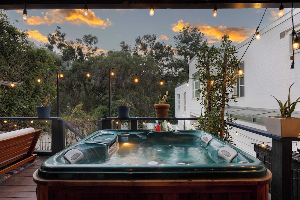 Chic LA Hideaway w/ Soaking Tub, Firepit Lounge & Tranquil Backyard