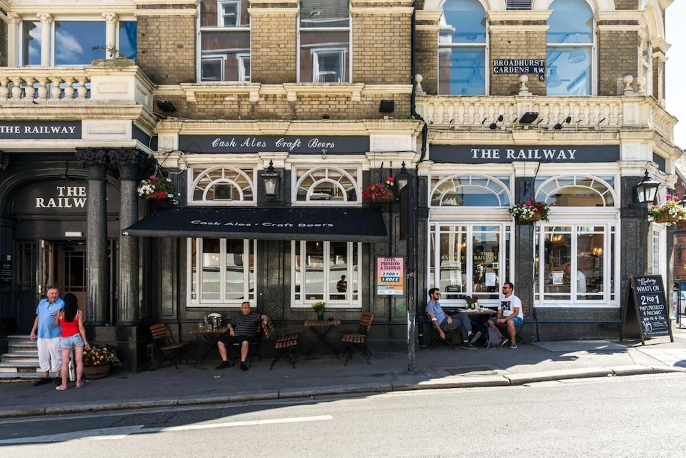 Stunning 3 bed Flat in the Heart of West Hampstead