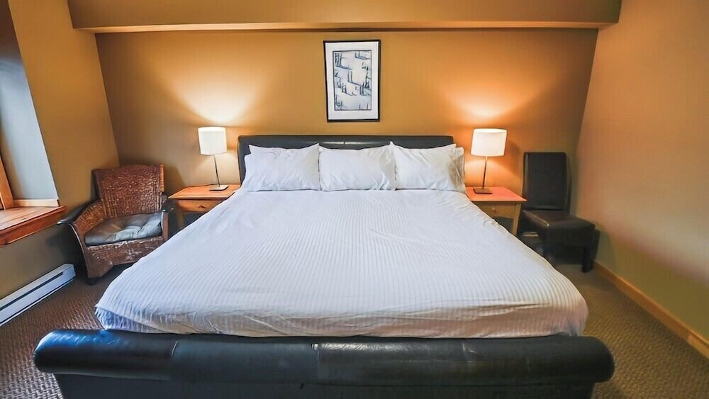Pinnacle Ridge Chalets by Fernie Lodging