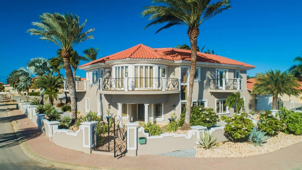 Luxury 4br4ba Villa w Hottub Pool Ocean Views