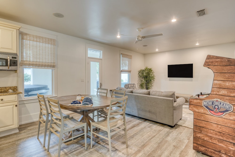 Destin Dream by Avantstay 2-story Home Walk to Beach Hot Tub Golf Cart