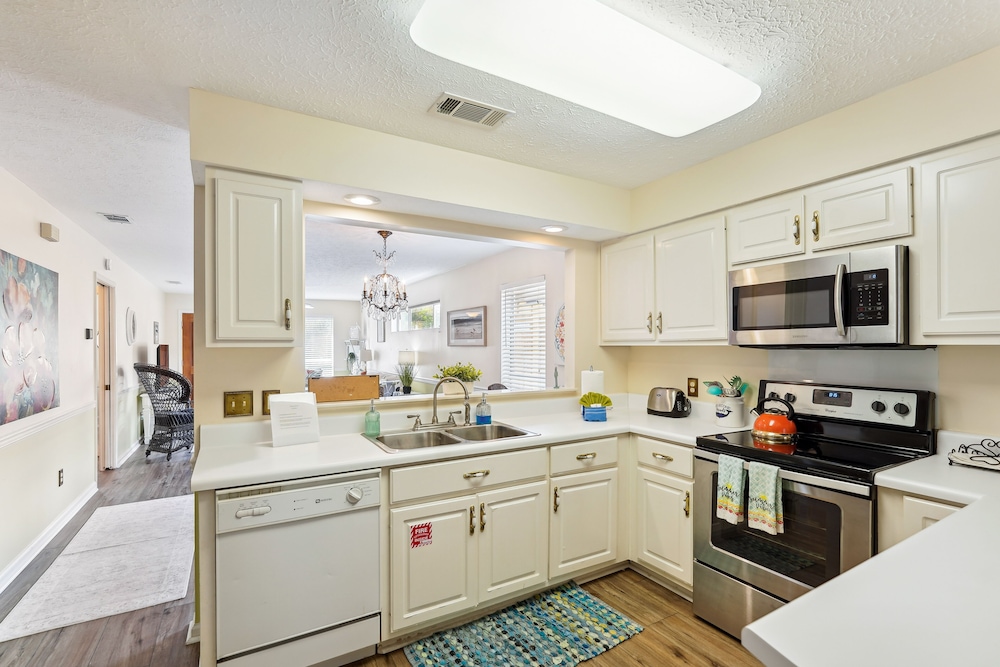 Breezy PCB Vacation Rental w/ Lanai, Walk to Ocean