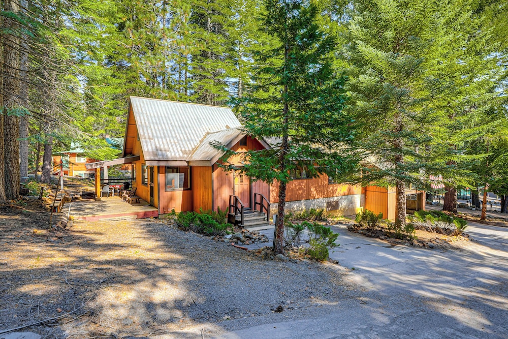 Walk to Lake Almanor: Prattville Cabin w/ 2 Decks!
