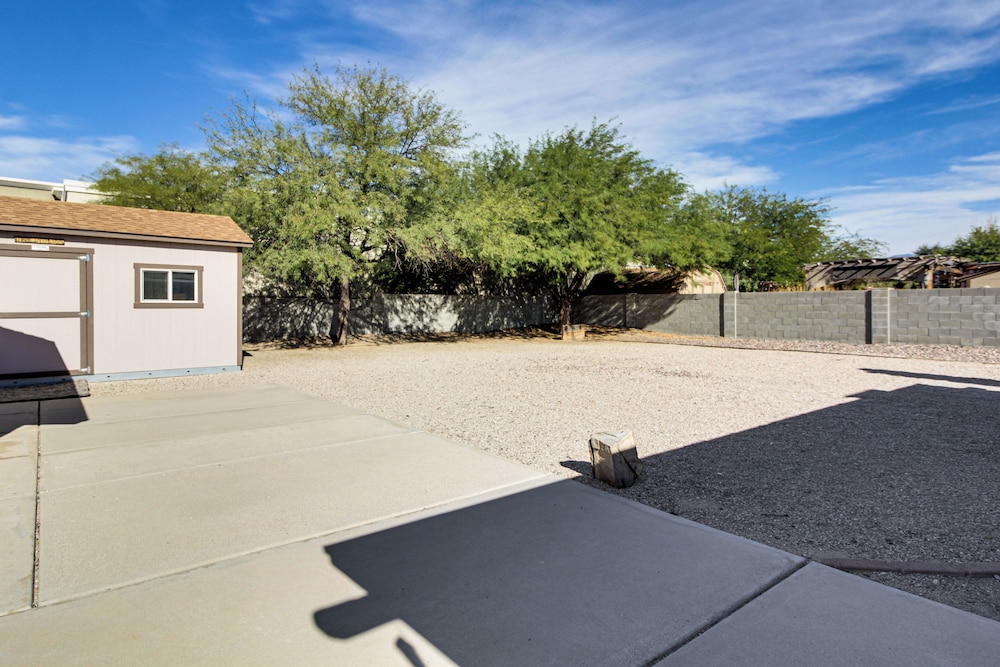 8 Mi to Linda Vista Trail: Tucson Home w/ Patio