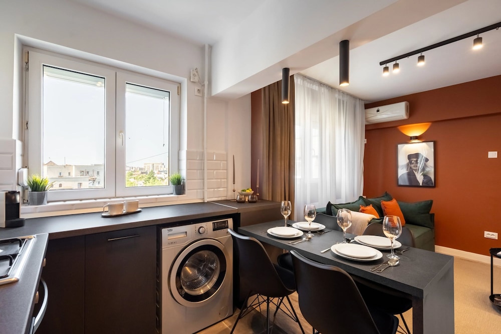 Colorful Bright 2BR on Iconic Calea Victoriei