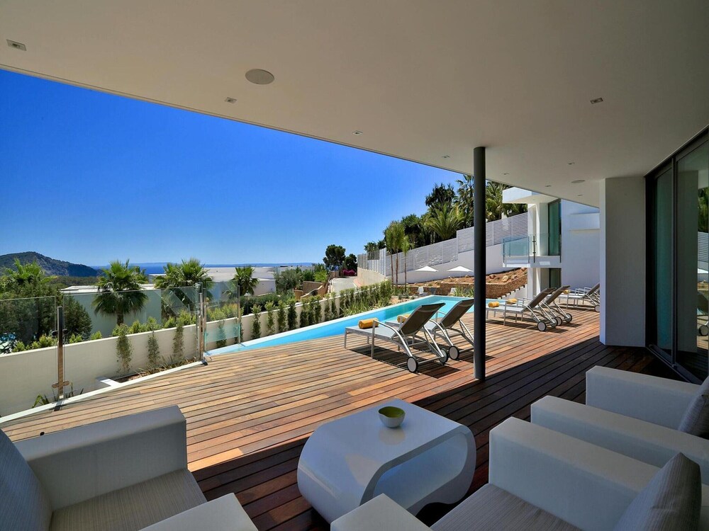 Modern Holiday Home With Vast Terracing