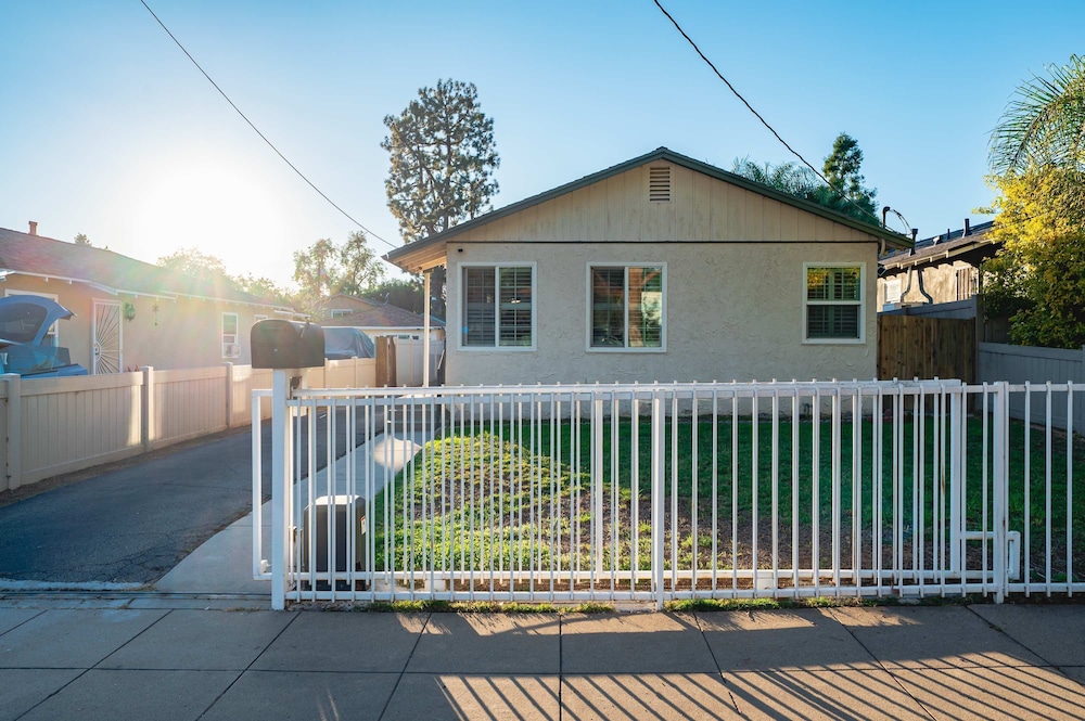Cozy Pasadena Home Steps From Rose Bowl w Parking