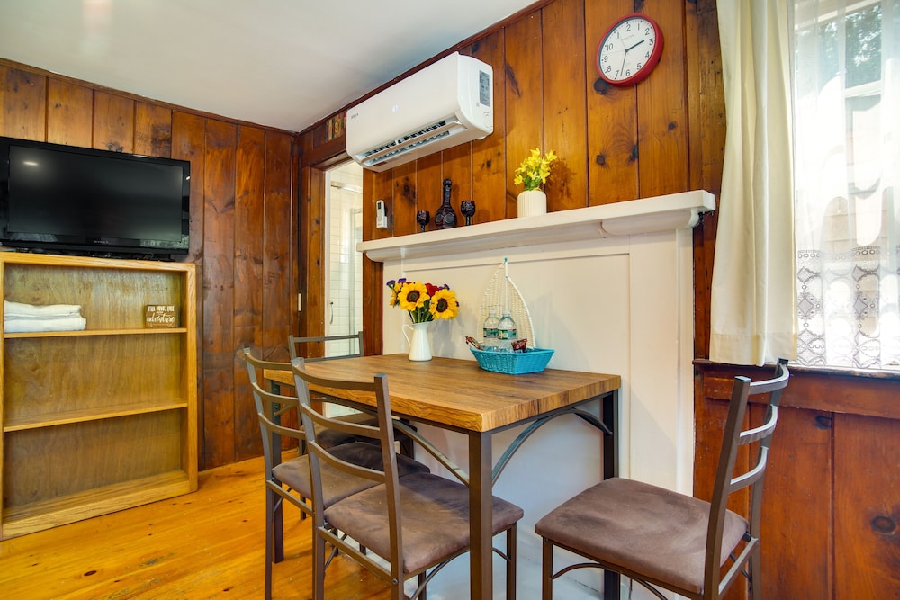 Hot Tub & Kayaks: Dog-friendly House in Yarmouth