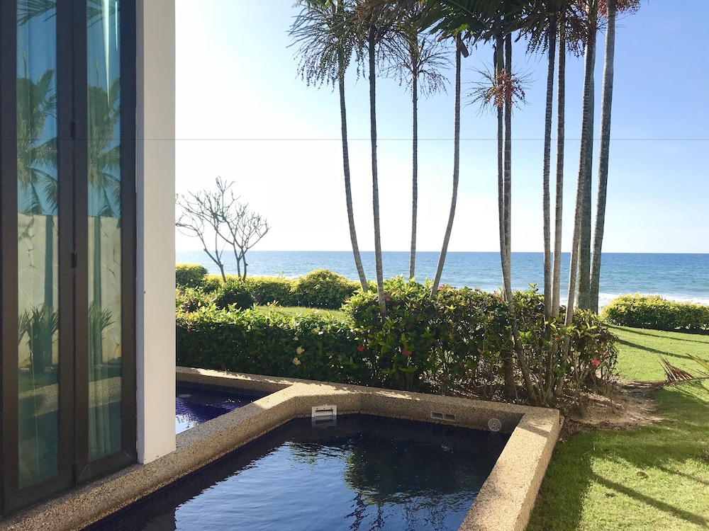 Sunset Seaview Beach Villas & Spa Suites at Nexus Karambunai