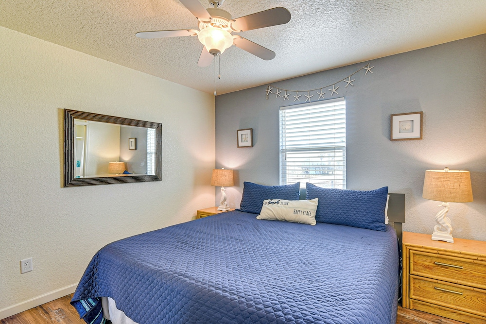 Walk to Gulf: Surfside Beach Home w/ Deck