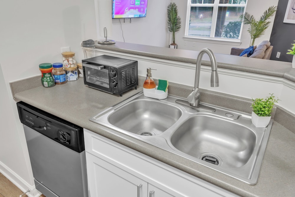 Upscale 1BR Suite to Downtown Raleigh