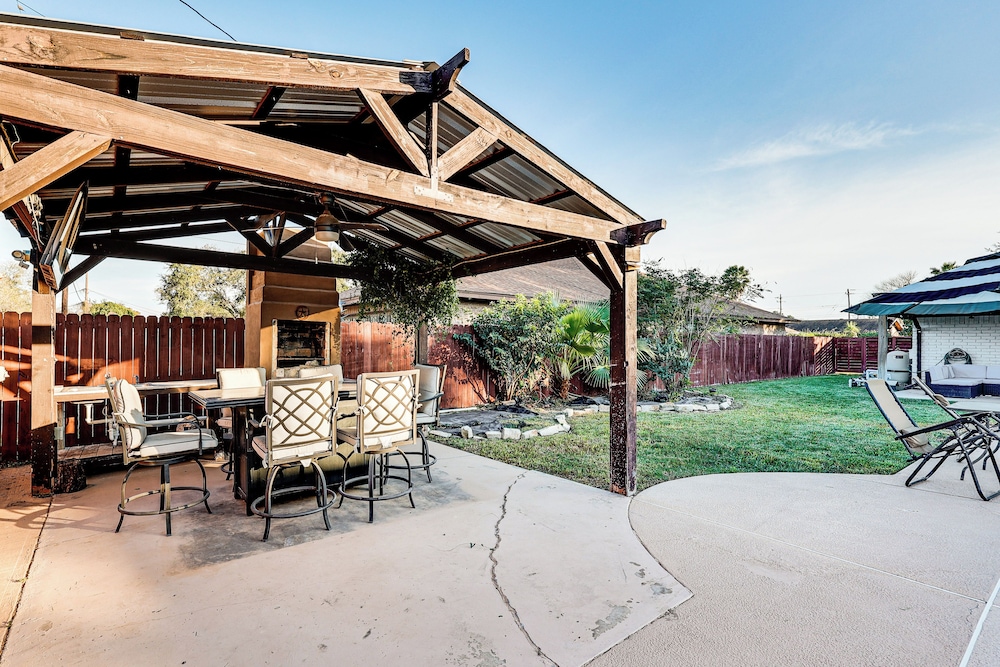 3 Mi to Downtown Mcallen: Quiet Home w/ Pool