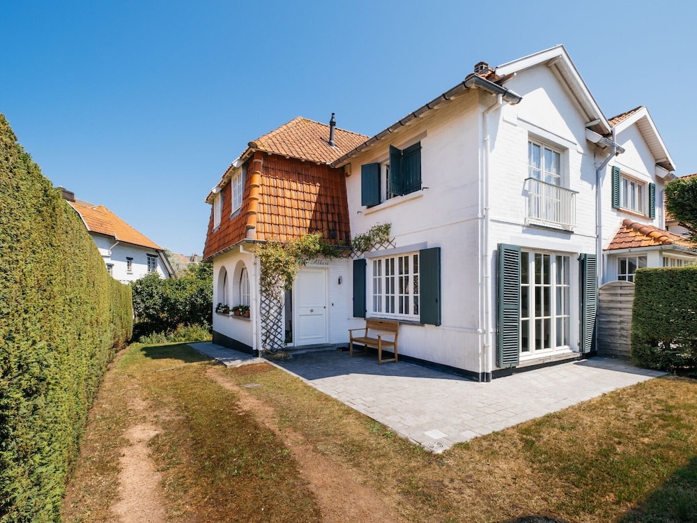 Villa in Koksijde Near Zeedijk