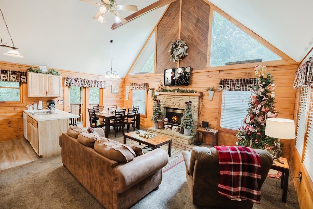 Always Christmas 2 Bedroom Cabin by RedAwning view 4