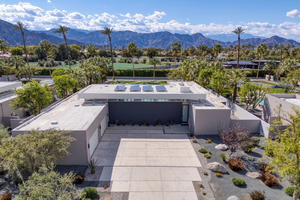 The Polo Villas by AvantStay – Modern Oasis Near Empire Polo Club