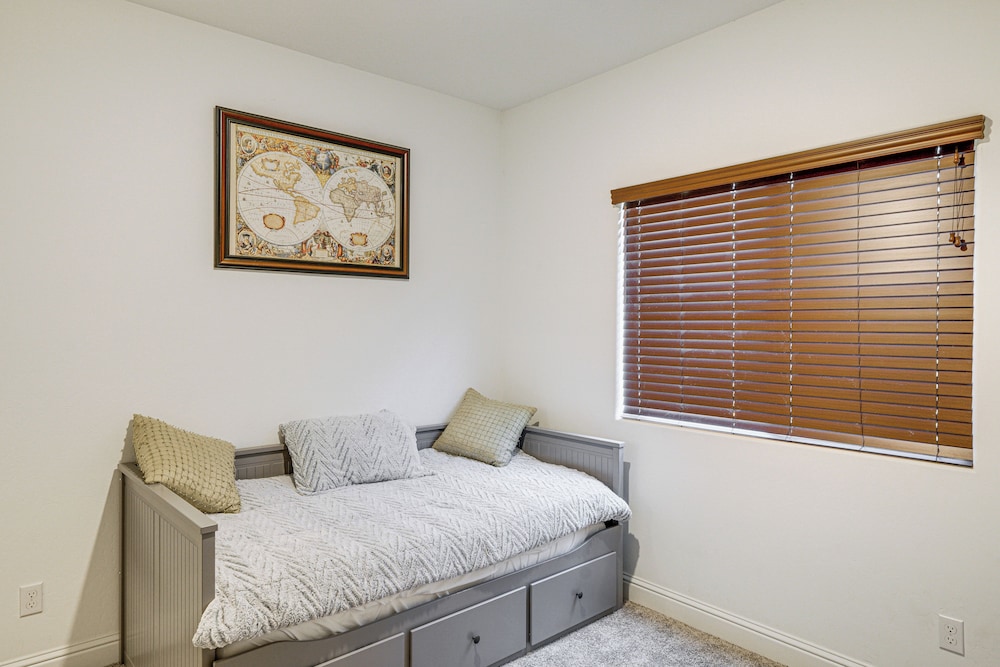 9 Mi to Dtwn Bakersfield: Pet-friendly Home