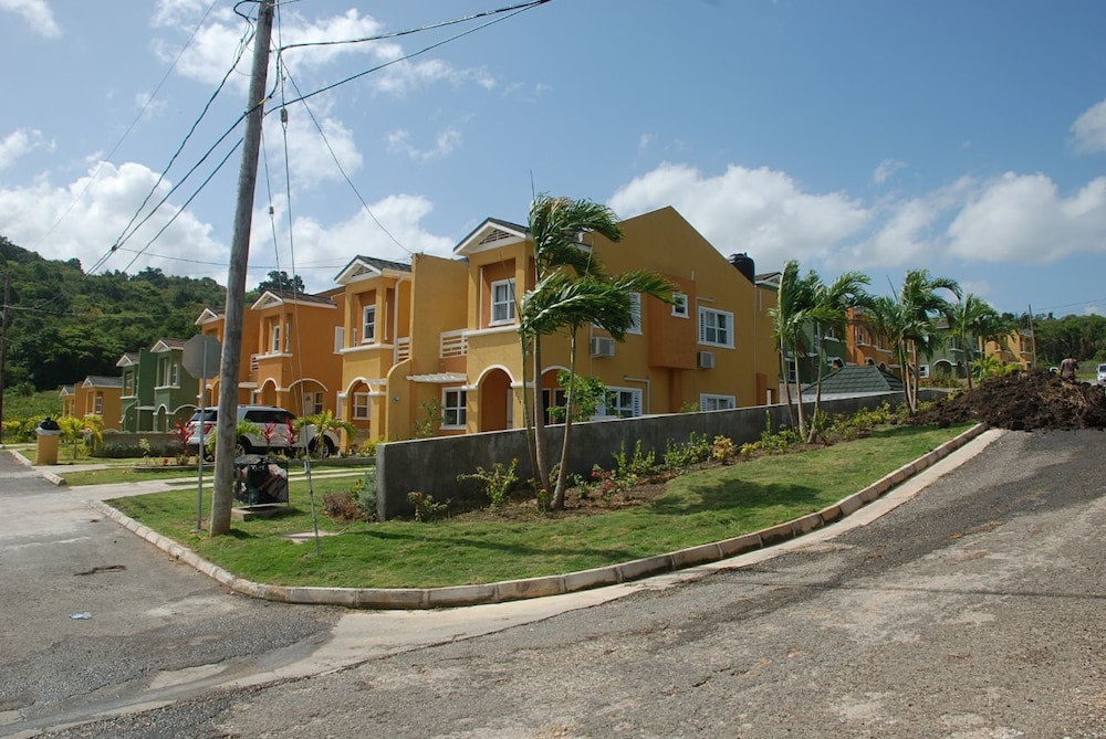 The Discovery Bay Lux Apartment