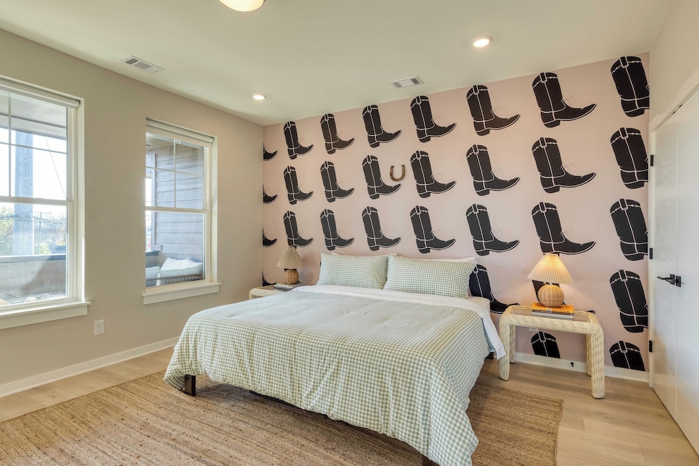 Sleeps 16 2 Modern Townhomes, Minutes to Broadway Lischey & 98 Degrees