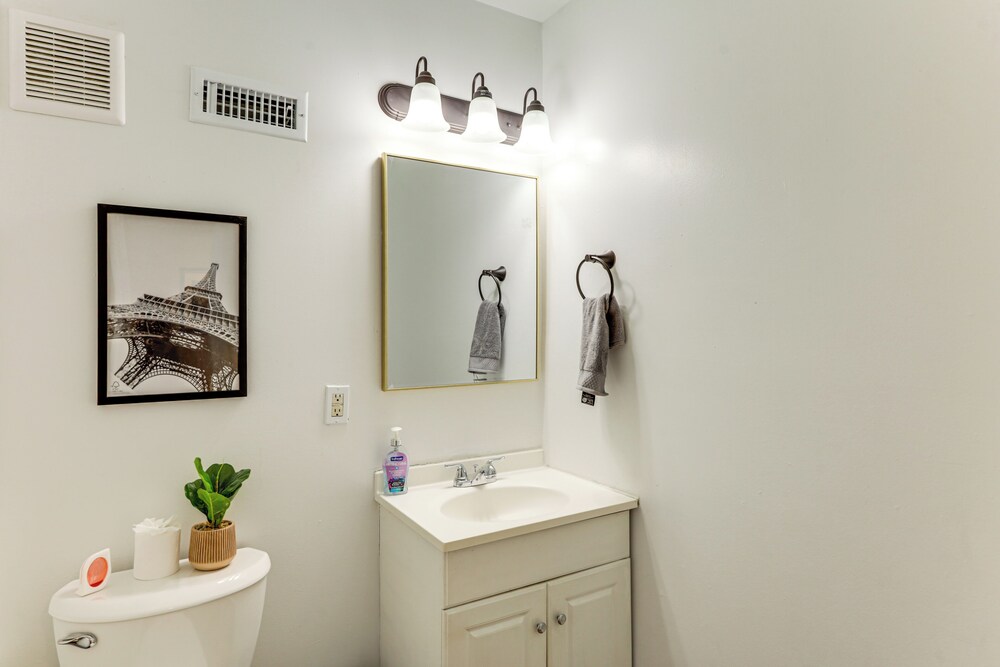 6 Mi to Downtown Cincy: Group-friendly Townhome!