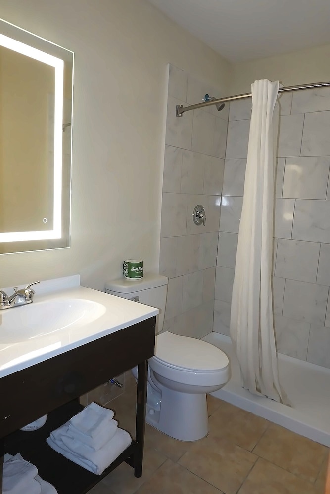 Hillside Inn & Suite