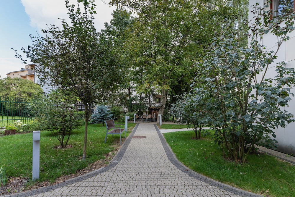 Kraków Błonia Apartment by Renters view 2