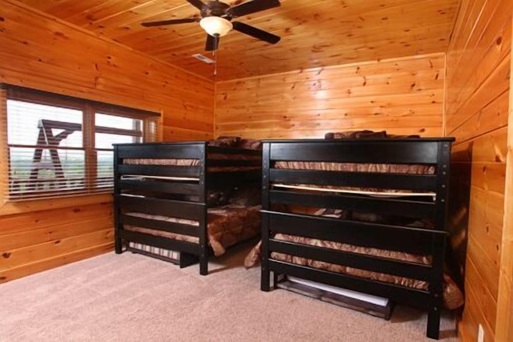 Serenity Mountain Pool 9 Br cabin by RedAwning