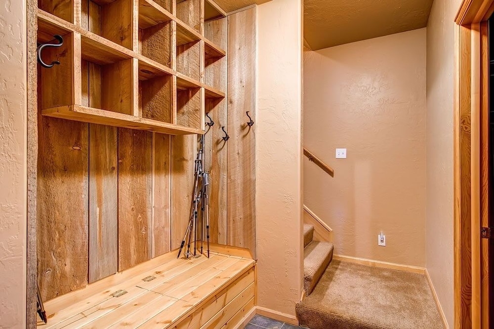 Snowshoe 4 Bedroom Home by RedAwning