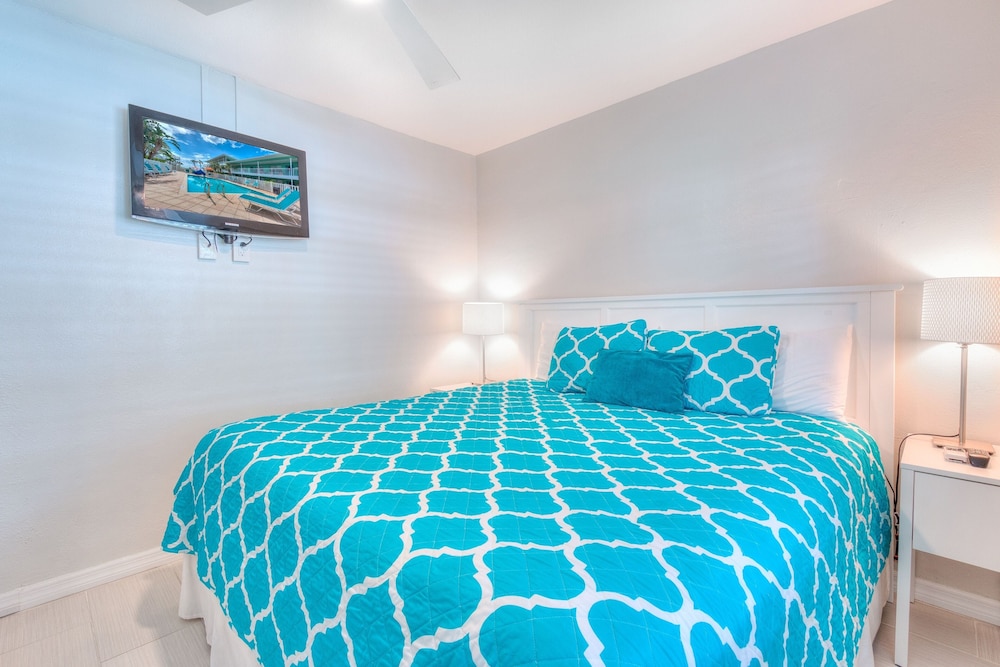 Tropic Terrace #21 - Beachfront Rental Studio Bedroom Apts by RedAwning view 3