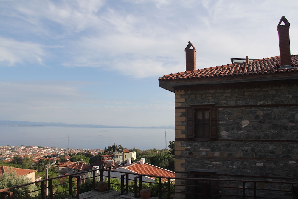 Altin Cesmeli Konak