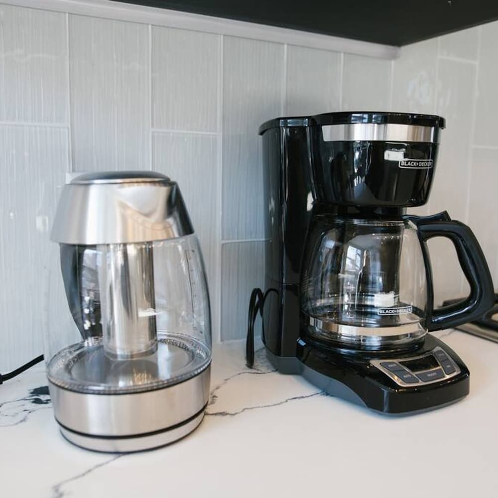 Magnificent NEW Home w 8 Beds Free Parking