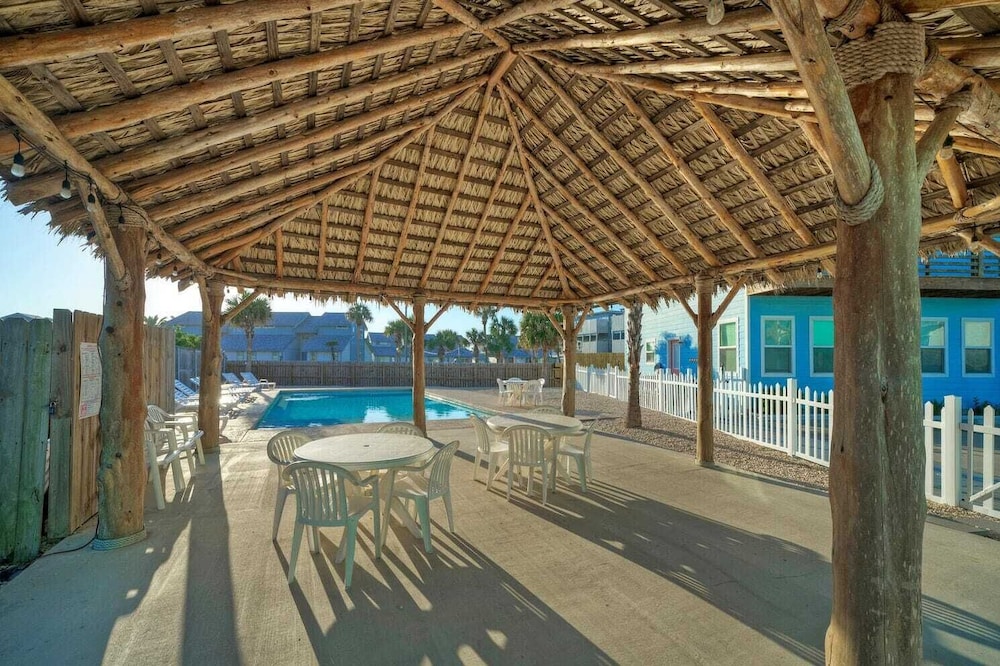 Sleeps 24, 2 Homes 2blocks to the Beach, Pool, Game Room, Patio w/ Outdoor Bar