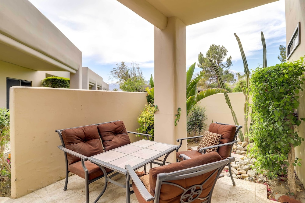 Golf Haven w/ Pool Access - 5 Mi to Palm Springs